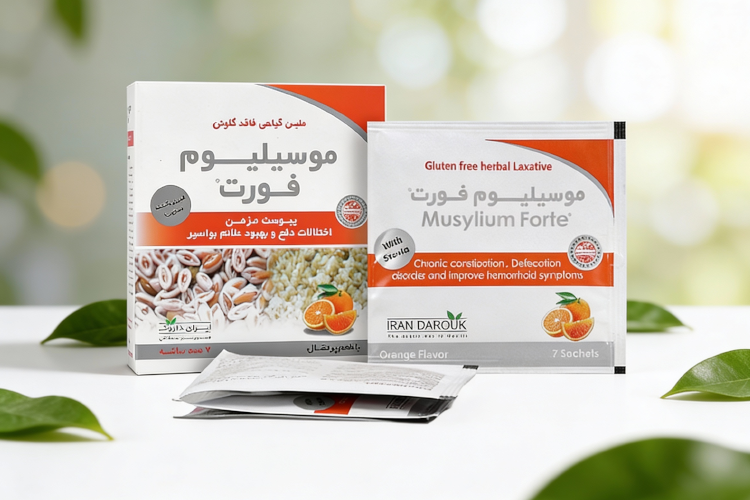 ساشه موسیلیوم فورت روی سطح سفید با عناصر طبیعی